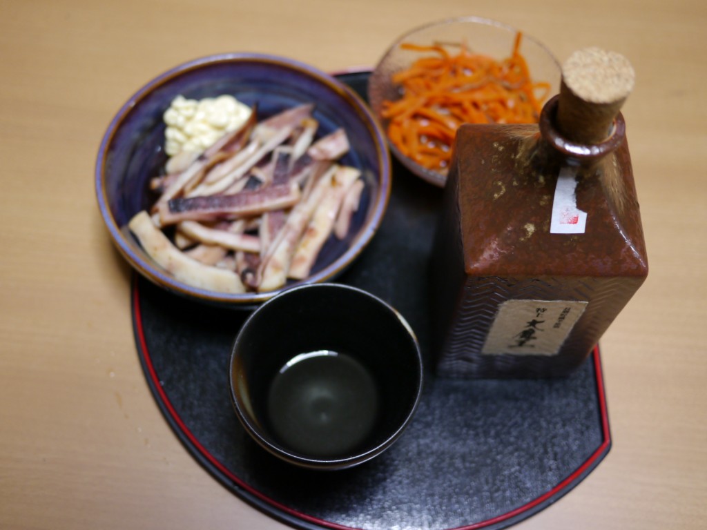 Daimaou 大魔王 with boiled squid and carrot pickle side dishes (photo: Sean O'Leary)